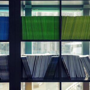 Boghylde-makeover: Sådan skaber du et stilfuldt bibliotek i dit hjem